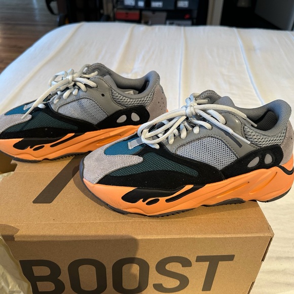 Adidas Yeezy Boost 700 - Picture 6 of 11